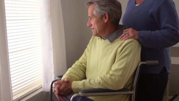 Homem Com Deficiência Sentado Janela Cadeira Rodas — Vídeo de Stock