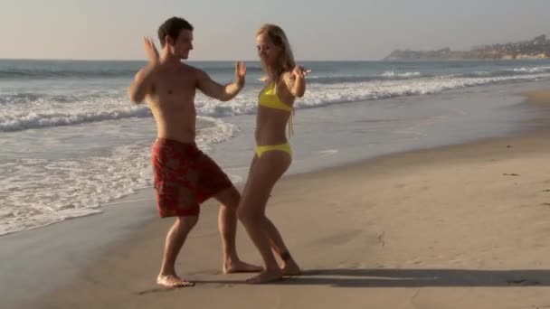 Casal Jovem Sendo Pateta Divertindo Dança Praia — Vídeo de Stock