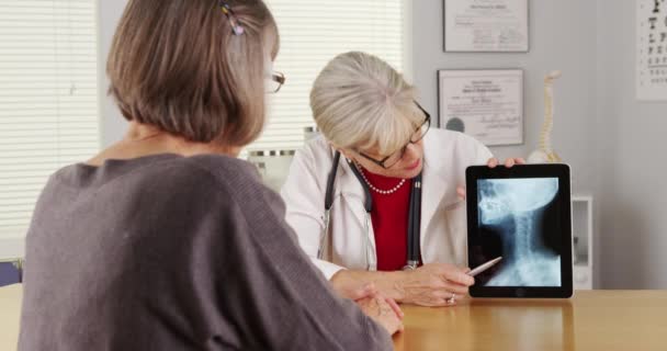 Médecin Senior Comprimé Radiographie Parlante — Video