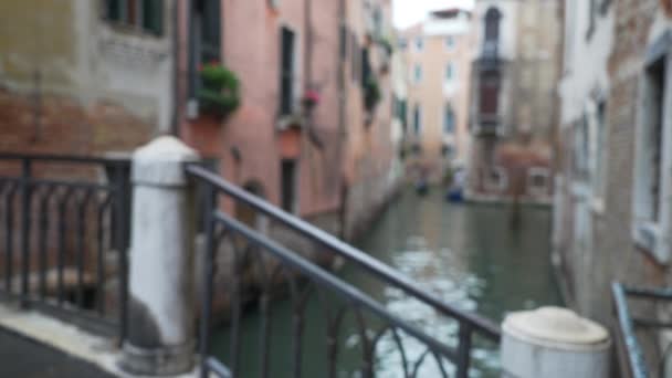 在意大利威尼斯 在狭窄的运河里的贡多拉与老房子的聚焦点不见了 在意大利 从乡村建筑和运河的桥上俯瞰风景 — 图库视频影像