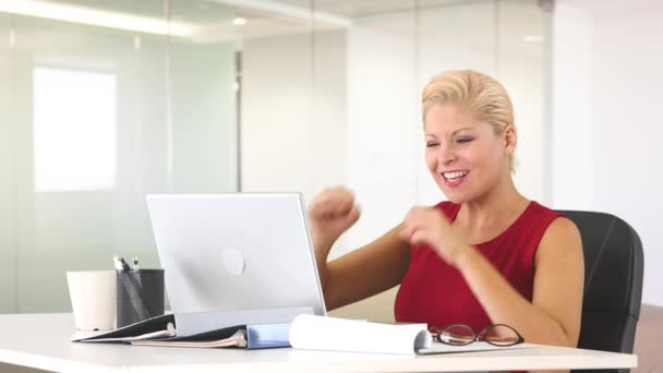 Pozytywne Businesswoman Przy Biurku Laptopem Pokazujące Emocje Podczas Pracy — Wideo stockowe