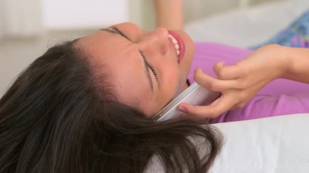 침대에서 스마트폰을 사용하는 멕시코 — 비디오