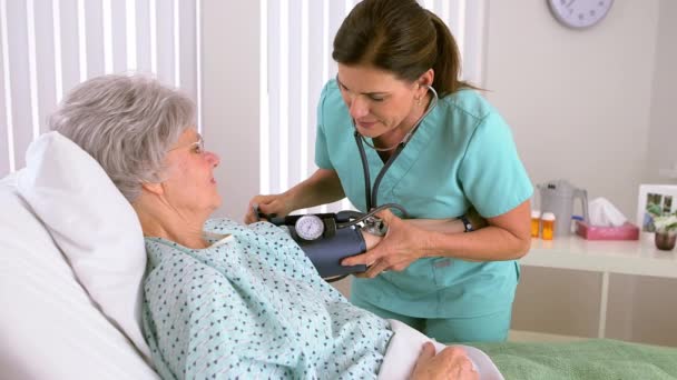 Oudere Verpleegster Controleert Bloeddruk Van Patiënt — Stockvideo