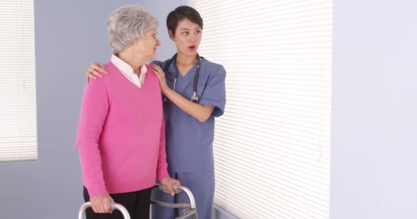 Aziatische Verpleegster Langzaam Patiënt Stand Venster — Stockvideo