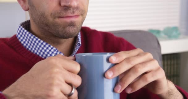 Närbild Latinamerikan Som Dricker Sitt Morgonkaffe — Stockvideo