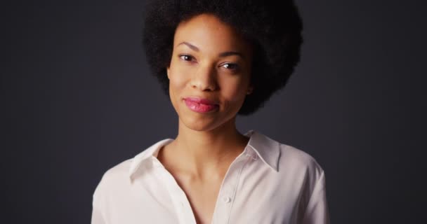Портрет Черной Женщины Афро Белой Блузке — стоковое видео