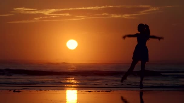 Beach Ballet Při Západu Slunce Zpomaleném Filmu — Stock video