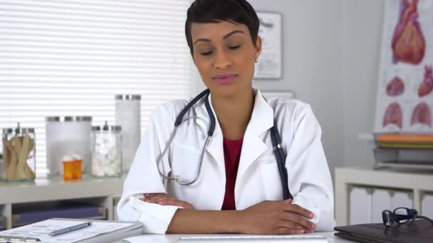 African American Läkare Prata Med Kameran — Stockvideo