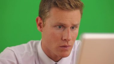 Bilgisayarda kötü haberler alan iş adamlarına yakın çekim