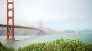 San Francisco Golden Gate köprüsü yakınlardaki patikadan görüldü. Sis içinde kablolar olan eski tarihi köprünün manzarası. 4k