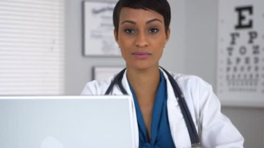 Ofisteki masada oturan doktor.