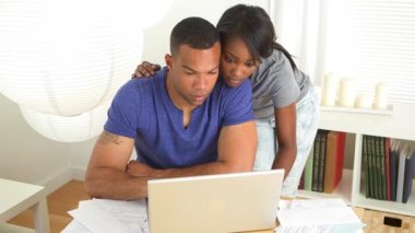 Siyah çift ödemeleri hesaplıyor.