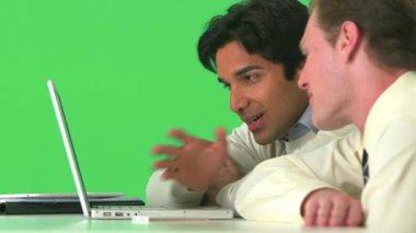 Yeşil ekran üzerinde çalışırken gülen işadamları
