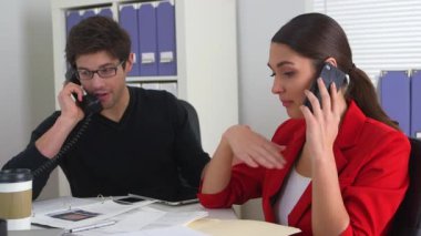 Başarılı iş arkadaşları anlaşma yapıyor.