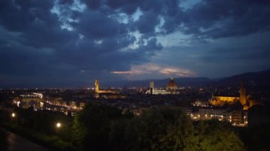 Floransa İtalya 'nın akşam manzarası çok güzel. Avrupa şehrinin arka planında Vecchio Sarayı ve Santa Maria del Fiore Katedrali var.