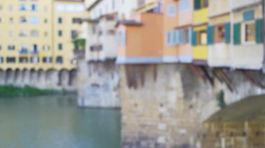 Floransa 'daki Arno Nehri üzerindeki Ponte Vecchio köprüsüne yakın bir yerde. Bir su sahnesiyle Avrupa 'nın simgelerinin odak alanı dışında