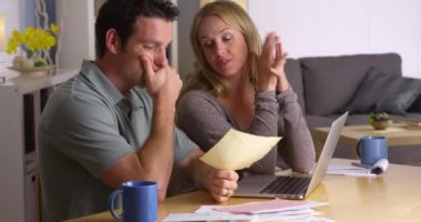 Çok fazla faturayla uğraşan stresli bir çift.