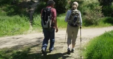 Yaşlı çift patikada yürüyüş yapıyor.