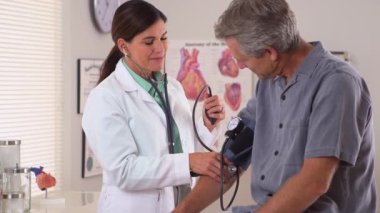 Yaşlı hasta tansiyon testini geçti.