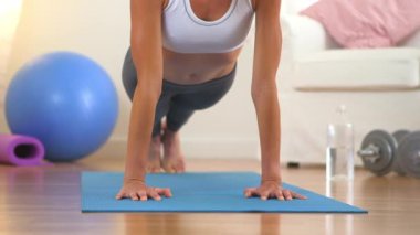 Sağlıklı sarışın kadının yapması Push ups