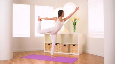 Yoga yapan Asyalı kadın: Dansın Efendisi