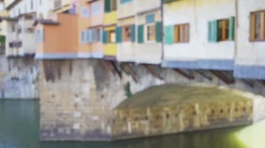 Floransa 'daki Arno Nehri üzerindeki Ponte Vecchio köprüsüne yakın bir yerde. Bir su sahnesiyle Avrupa 'nın simgelerinin odak alanı dışında