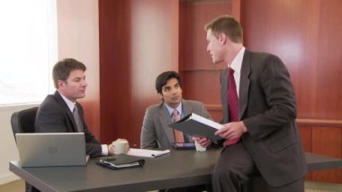 Ofiste iş arkadaşlarınıza konuşan işadamı