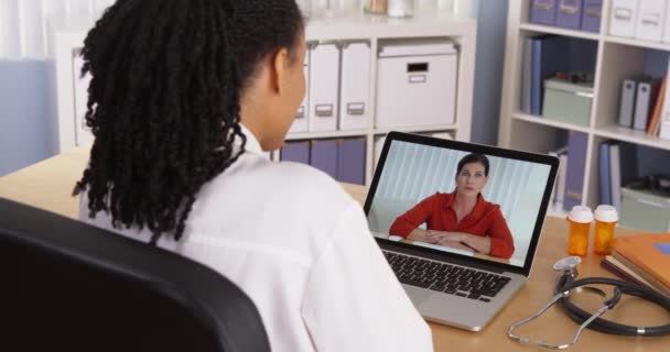 Africký Americký Lékař Mluví Dospělou Ženou Pacient Přes Video Chat — Stock video