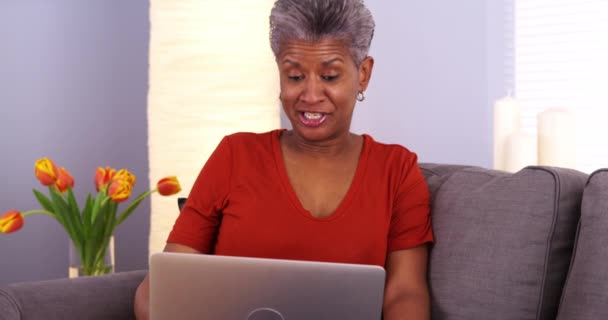 Africana Abuela Webcamming Ordenador Portátil — Vídeo de stock