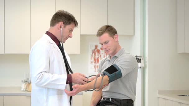 Médico Consultando Paciente Clínica — Vídeo de stock