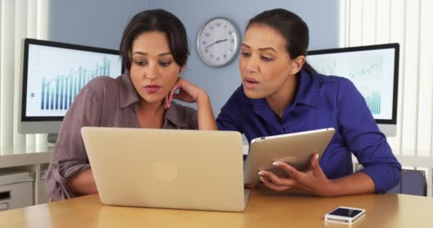 Meksika Afrikalı Amerikalı Kadınları Ofis Büro Dizüstü Altlığı Üzerinde Kullanma — Stok video
