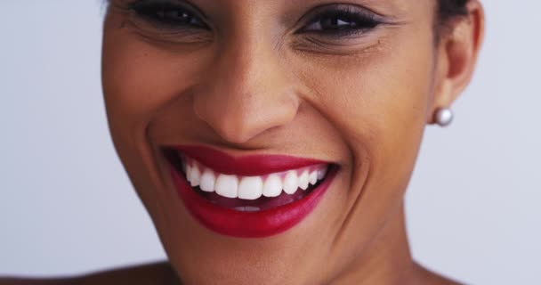 Femeie Neagră Fericită Zâmbind Uitându Cameră — Videoclip de stoc