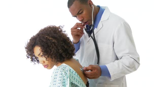 Médecin Afro Américain Examinant Patient Avec Stéthoscope — Video