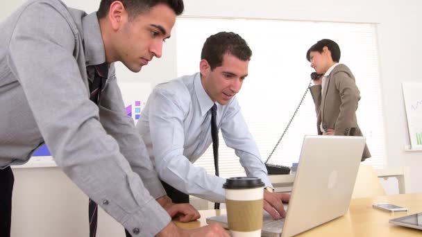 Multiethnische Geschäftsleute Arbeiten Büro — Stockvideo