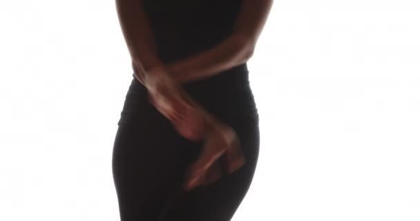 在白色背景上跳舞的黑人妇女的中间部分 — 图库视频影像