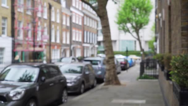 イギリス ロンドンのかわいい住宅地の横鍋 背景として使用することを目的としたかなり英語のアパートやアパートのぼやけたショット — ストック動画