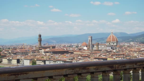 フィレンツェの屋根やイタリアのランドマークの美しい景色 アルノ川を渡るパラッツォ ヴェッキオとサンタ マリア フィオーレとフィレンツェの街の風景 — ストック動画