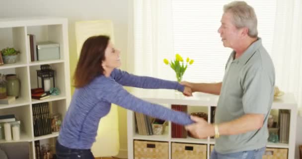 Schattig Senior Koppel Dansend Woonkamer — Stockvideo