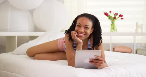 Schwarze Frau Lächelt Mit Tablette Auf Dem Bett — Stockvideo