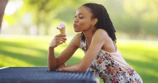 在公园里吃冰淇淋的黑人妇女 — 图库视频影像