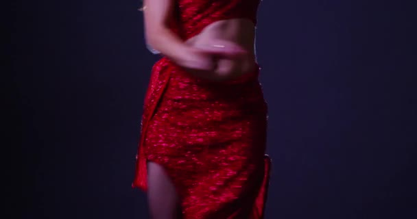 西班牙女子弗拉门戈舞者在灯光前跳舞 — 图库视频影像