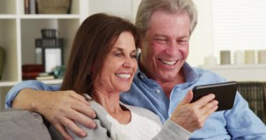 Mutlu olgun çift Smartphone birlikte kullanma