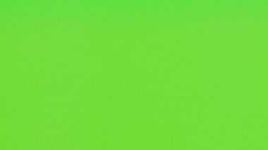 Çerçevenin altından fırlayan ve gülümseyen bir kadın.