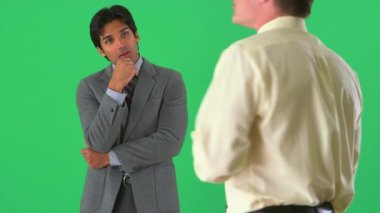 İş adamları yeşil ekranda düşünüyor