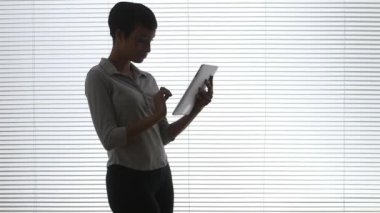 Tablet bilgisayar kullanan siyah kadın