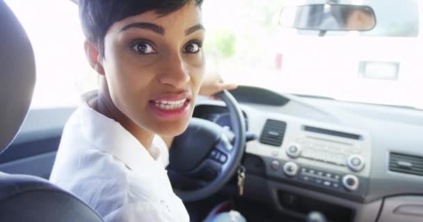 Zły Kobieta Samochodzie Patrząc Przez Ramię Krzyczeć Pasażera — Wideo stockowe