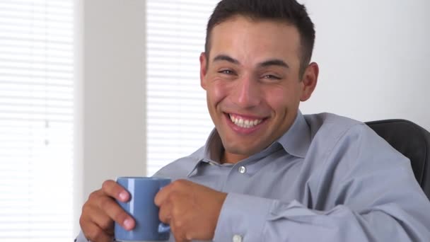 Latynoski Biznesmen Śmiejący Się Uśmiechający Kamery — Wideo stockowe