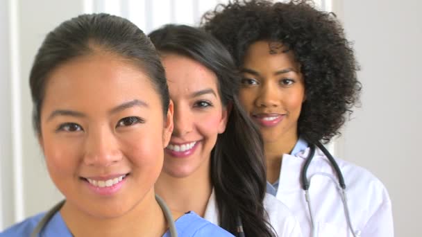 Trzy Wielonarodowe Kobiety Klinice — Wideo stockowe
