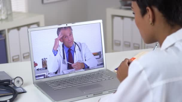 Médico Segurando Videoconferência Com Colega — Vídeo de Stock