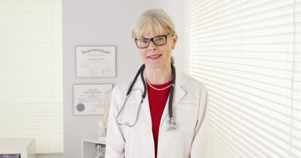 Mujer Médico Sonriendo Cámara — Vídeo de stock